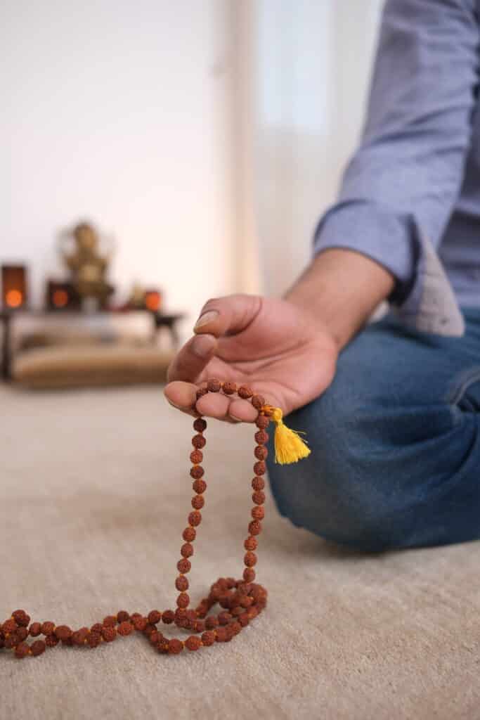 Méditation traditionnelle avec mala et mudra